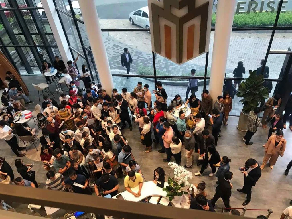 Hình ảnh khách hàng tham quan phòng bán hàng Masterise Lumiere Riverside