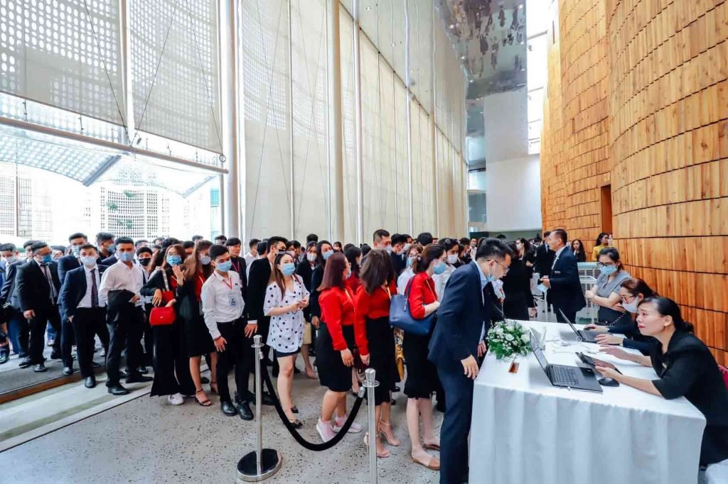 Hình ảnh khách xếp hàng để được vào tham quan căn hộ mẫu Grand Marina Saigon