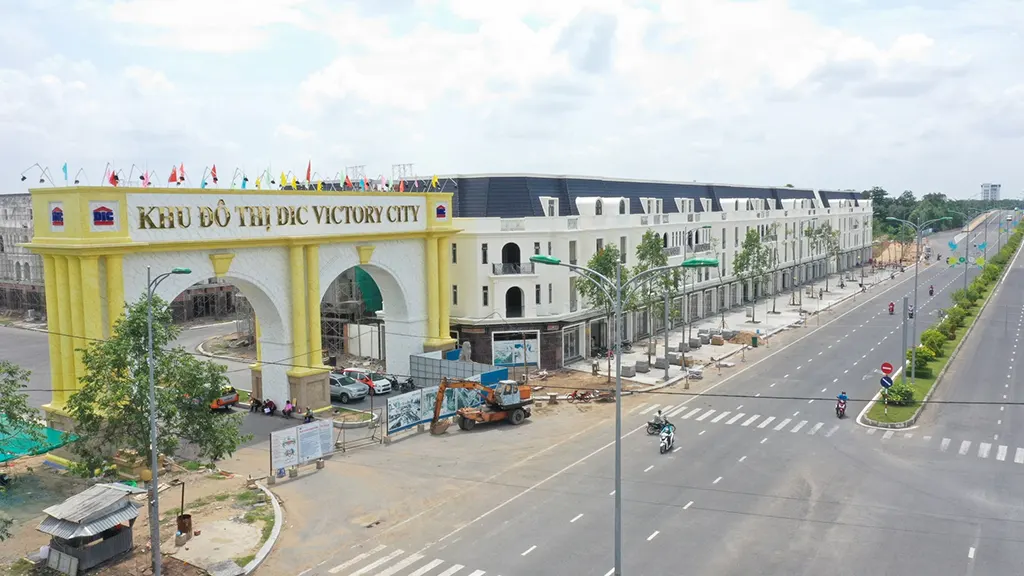 Cổng chào vào khu đô thị với mặt tiền là trung tâm thương mại sầm uất